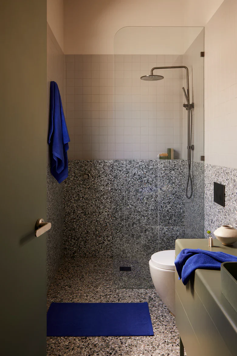 ELECTRIC BLUE BATH TOWEL - Image 4
